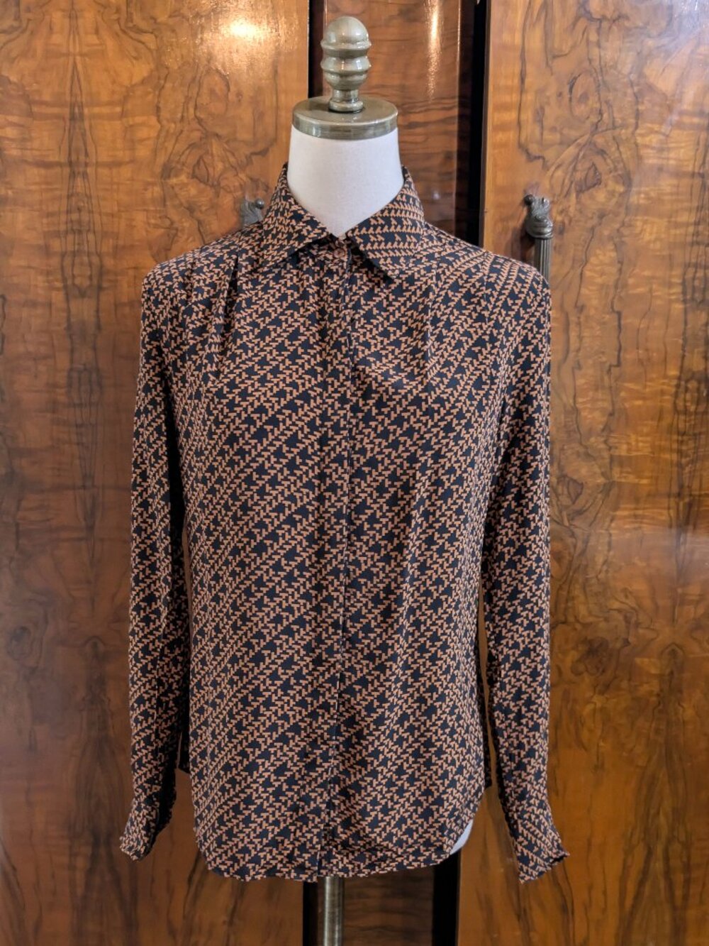 Trina Turk Ornament Silk Blouse 6 Black Tan Geometric Mod Tile Work Career Top